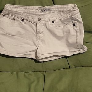 White short shorts. Very cute summer vibes. Flattering !